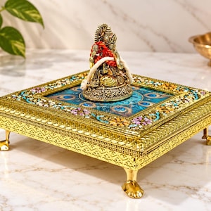 Handgemaakte pauwenchowki, Indiase houten puja-kruk, decoratieve bajot