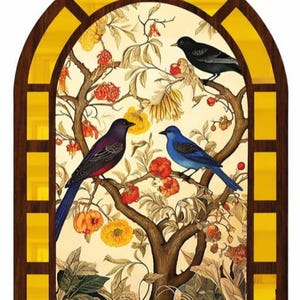 Peut inclure: Une fenêtre décorative en vitrail représentant trois oiseaux perchés sur une branche d'arbre en fleurs. Les oiseaux sont de couleur violet foncé, bleu et noir. La fenêtre a un cadre marron foncé avec des accents jaunes et un fond crème.