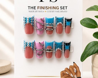 Uñas postizas con punta francesa en azul y rosa / Set de detalles cromados con dije 3D