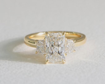 Anello di fidanzamento con diamante sintetico taglio radiante, regalo per lei / Anello a tre pietre in oro massiccio / Anello di proposta con pietre laterali taglio trilione, FifthFacet