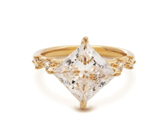 Bague de fiançailles diamant de laboratoire taille princesse pour elle | Bague vintage avec pierres latérales en or jaune | Bague proposition diamant unique, FifthFacet