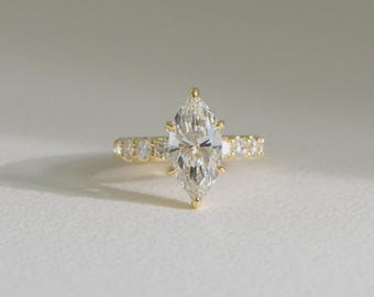 Anel de Noivado com Diamante Sintético em Formato de Marquise - Presente Ideal para Ela | Anel de Ouro Maciço com Três Pedras | Anel de Pedido de Casamento com Diamante Redondo para Aniversário, FifthFacet