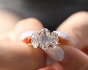 Bague de fiançailles diamant ovale ovale de laboratoire pour elle | Bague trois pierres en or jaune | Bague de fiançailles victorienne , FifthFacet