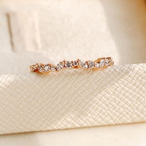 Aliança de casamento com diamantes em lapidação marquise e redonda, ideal para presentear sua esposa | Anel em ouro maciço com design ondulado | Aliança com diamantes sintéticos para usar em conjunto com outras alianças