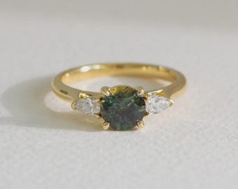 Groene ronde edelsteenring cadeau voor haar | Massief gouden peerring met diamanten en drie stenen | Unieke alternatieve verlovingsring