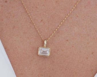 Halsband med smaragdslipat diamanthänge, present till henne | Solitärhänge i massivt guld | Minimalistiskt diamanthänge (utan kedja)