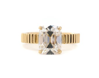Bague de fiançailles diamant de laboratoire taille ancienne mine allongée pour elle | Bague en or jaune côtelée | Bague Halo cachée pour proposition, FifthFacet