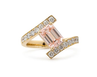 Roze smaragd geslepen Lab Diamond verlovingsring cadeau voor haar | Massief gouden open bandring | Unieke bypass-diamanten voorstelring, FifthFacet