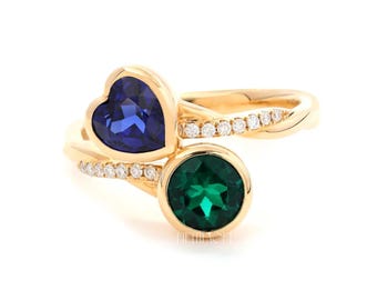 Bague toi et moi ronde en saphir et émeraude Heart Lab pour elle | Bague torsadée en or jaune | Bague de proposition unique en deux pierres, FifthFacet