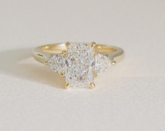 Anillo de diamantes cultivados en laboratorio con forma de cojín alargado, ideal como regalo para ella / Anillo de oro macizo con tres piedras / Anillo de compromiso con piedras laterales en forma de trilliant, Fifthfacet