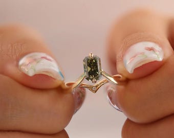 Bague de fiançailles diamant de laboratoire vert taille Radiant Lab pour elle | Bague couronne en or jaune | Bague de proposition unique en diamant vert, FifthFacet