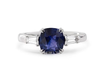 Blauwe kussen geslepen saffier verlovingsring cadeau voor haar | Massief gouden stokbrood diamanten ring | Unieke voorstelring met drie stenen, FifthFacet