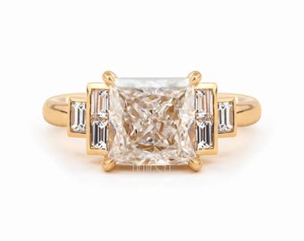 Bague de fiançailles diamant de laboratoire taille princesse pour elle | Bague en or jaune avec pierres latérales baguette | Bague proposition trois pierres , FifthFacet