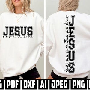 Op de afbeelding: Een wit sweatshirt met lange mouwen en zwarte tekst. De voorkant toont het woord JESUS in een varsity-lettertype met de cursieve tekst loves you more than you know eronder. De achterkant toont dezelfde tekst verticaal gerangschikt.