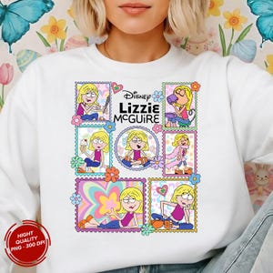 Puede incluir: Sudadera blanca con un gráfico colorido de Lizzie McGuire en varias poses, rodeada de diseños florales y psicodélicos. El logotipo de Disney se muestra en la parte superior. La sudadera tiene un cuello redondo.