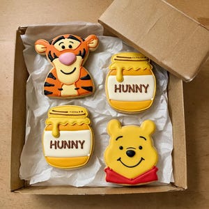 Handgemaakte Winnie Bear- en honingpotkoekjes – Leuke met koninklijke glazuur versierde suikerkoekjes voor kinderfeestjes en -cadeaus