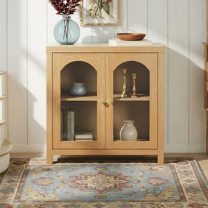 Può includere: Set di tre tazze in ceramica con finitura opaca e macchiettata. Le tazze sono nei toni del crema, grigio chiaro e grigio scuro. Ogni tazza ha un design semplice e minimalista.