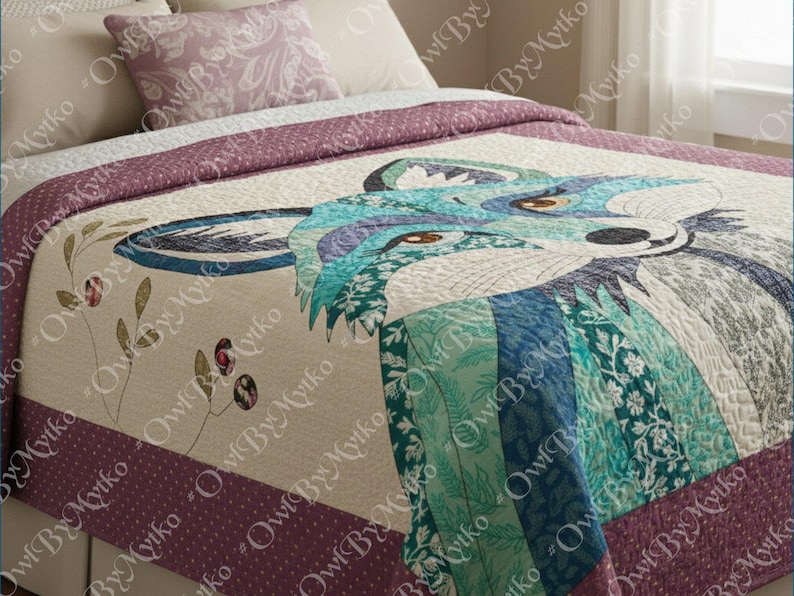 Puede incluir: Una colcha acolchada con un dise&ntilde;o de zorro en tonos azules, turquesas y grises. El dise&ntilde;o del zorro est&aacute; centrado en un fondo beige, con un borde morado oscuro. Tambi&eacute;n se ve una almohada a juego con un estampado floral.