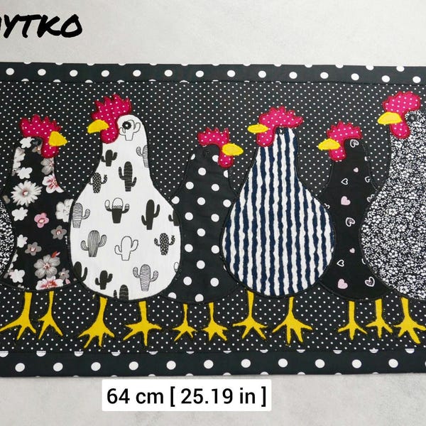 Può includere: Runner da tavolo decorativo rettangolare con sei galline stilizzate. Le galline presentano vari motivi, tra cui floreali, cactus e righe, con creste rosse e becchi gialli. Il runner misura 64 cm di lunghezza e 32 cm di larghezza, con un bordo a pois bianchi e neri.