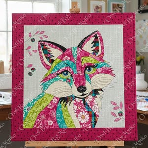 Puede incluir: Una colorida obra de arte de un zorro sobre lienzo. El zorro est&aacute; hecho de tela estampada rosa, verde y azul. La obra est&aacute; enmarcada con un borde rosa con lunares blancos. El fondo es gris claro.