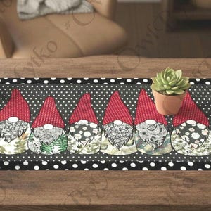 Peut inclure: Chemin de table à pois noirs et blancs avec six gnomes aux chapeaux rouges et barbes à motifs. Un petit pot de succulente est posé sur le chemin de table. Des tasses blanches sont placées de chaque côté.