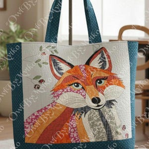 Puede incluir: Bolso tote de tela con un dise&ntilde;o de zorro patchwork en tonos naranja, rojo y rosa. El bolso tiene un borde y asas de color azul verdoso con un estampado de lunares blancos. El dise&ntilde;o del zorro es el foco principal.