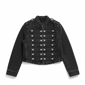 Könnte beinhalten: Schwarze Jeansjacke im militärischen Stil. Die Jacke hat einen Stehkragen, Schulterklappen und mehrere Reihen silberfarbener Knöpfe. Die langärmlige Jacke ist ein verkürzter Stil.