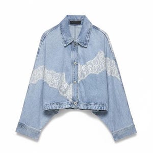 Puede incluir: Chaqueta vaquera azul claro con detalles de encaje blanco en la parte delantera y las mangas. La chaqueta tiene un cuello clásico, cierre de botones y mangas largas. Una prenda de abrigo elegante y única.