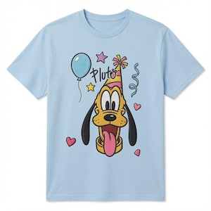 Könnte beinhalten: Ein hellblaues Kurzarm-T-Shirt mit einer Stickerei der Disney-Figur Pluto, die einen rosa-gelb gestreiften Partyhut trägt. Das Design umfasst einen blauen Luftballon, Sterne, Luftschlangen und Herzen mit dem Schriftzug Pluto.