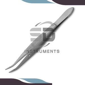 Op de afbeelding: Een roestvrijstalen chirurgisch instrument, schuin, met een geribbelde grip voor een veilige hantering. De tekst "INSTRUMENTS" is op het gereedschap gedrukt. De uiteinden zijn gebogen en puntig. Het gereedschap is ontworpen voor precisietaken.