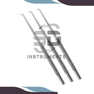 Pode incluir: Três instrumentos cirúrgicos com pontas curvas e cabos texturizados. Os instrumentos são feitos de aço inoxidável e estão dispostos diagonalmente sobre um fundo branco. O texto "INSTRUMENTS" é visível.
