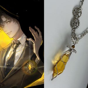 Op de afbeelding: Een zilveren ketting met een gele kristallen hanger, omwikkeld met zilverdraad. De ketting heeft decoratieve tandwielvormige elementen. De afbeelding toont ook een digitale illustratie van een persoon in pak en stropdas.