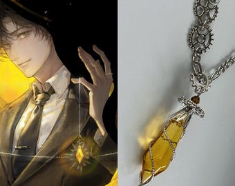 Puede incluir: Un collar plateado con un colgante de cristal amarillo, envuelto en alambre plateado. La cadena tiene elementos decorativos en forma de engranajes. La imagen también muestra una ilustración digital de una persona con traje y corbata.