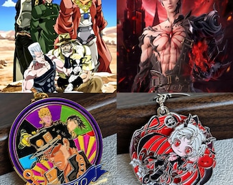 Puede incluir: Dos pines circulares de esmalte metálico. El pin de la izquierda presenta una colorida ilustración de personajes de JoJo's Bizarre Adventure con el texto JOJO. El pin de la derecha muestra un personaje de pelo blanco.