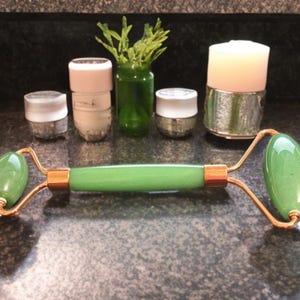 Gezichtsroller groene aventurijn, luxe huidverzorgingstool met kristallen, lymfedrainage, holistisch schoonheidsritueel