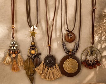 Collana Boho con nappe per le vacanze, collana lunga fatta a mano con perline di legno e ciondoli in metallo, gioiello estivo per festival, accessorio da spiaggia, regalo