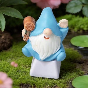 Può includere: Un cartello in legno fatto a mano con la scritta "Welcome" in un carattere giocoso. Il cartello presenta uno sfondo bianco invecchiato e un bordo marrone scuro, perfetto per una porta d'ingresso. Il cartello misura circa 30 cm di larghezza e 15 cm di altezza.