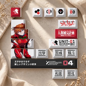 Puede incluir: Un conjunto de teclas para teclado mecánico con gráficos temáticos de Evangelion. El set incluye teclas blancas, rojas y negras con ilustraciones de personajes, logotipos de NERV, kanji japoneses y texto como UNIT-01, SEELE 00 y EVANGELION.