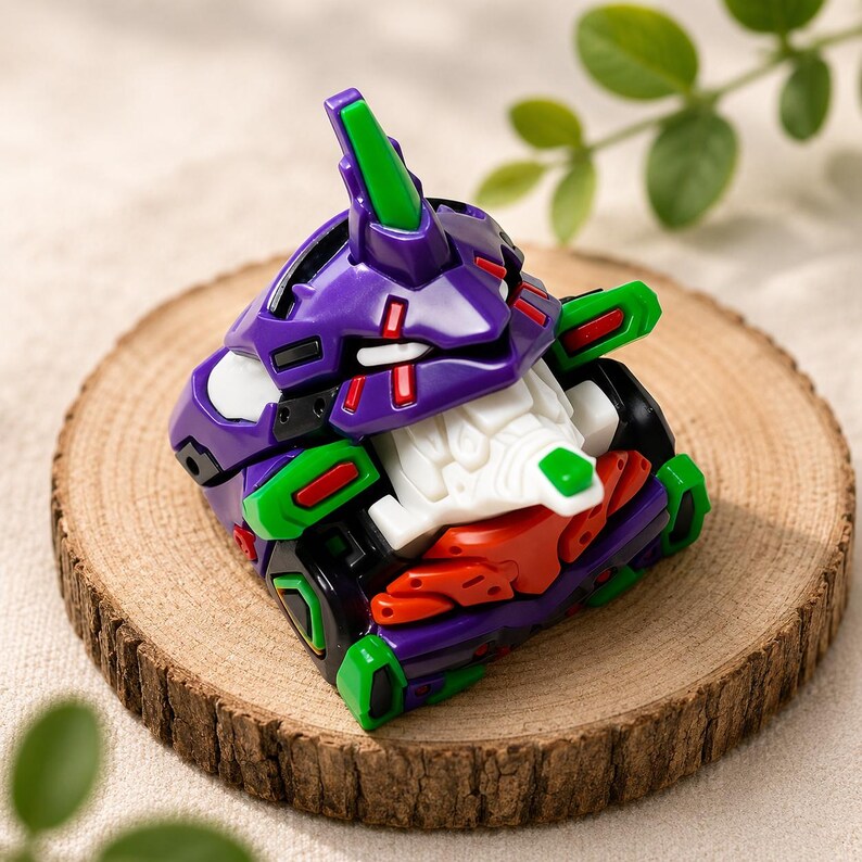 K&ouml;nnte beinhalten: Eine mechanische Roboter-Kopffigur mit einem violetten Helm, einer gr&uuml;nen Finne, einer wei&szlig;en Frontplatte und roten Akzenten. Die Figur hat ein komplexes, kantiges Design mit schwarzen, gr&uuml;nen und orangefarbenen Bauteilen an der Basis.