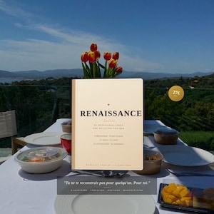 Peut inclure: Un cahier beige intitulé "RENAISSANCE" avec du texte noir, posé sur une nappe blanche. Le cahier est entouré d'assiettes, de contenants alimentaires et d'un bouquet de tulipes rouges et jaunes. Le texte "Tu ne te reconstruis pas pour quelqu'un. Pour toi." est en bas.