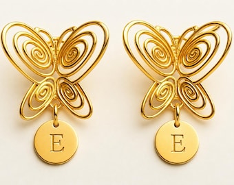 Orecchini a lobo personalizzati a forma di farfalla placcati in oro, gioielli delicati con iniziale