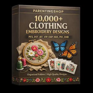 Op de afbeelding: Een bruine doos met de tekst "PARENTINGSHOP 10.000+ CLOTHING EMBROIDERY DESIGNS". De doos bevat een borduurring met bloemen, vlinders, garenklosjes en kleine designkaarten. De tekst "Organized Folders | High Quality Designs" is ook zichtbaar.