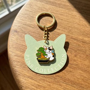Uroczy brelok do kluczy z kotem bonsai, japońska zawieszka na torebkę z twardą emalią, prezent dla miłośnika roślin w stylu kawaii, akcesorium dla zwierząt