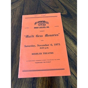 以下が含まれることがあります： Sweet Adelines, Inc. の「Mardi Gras Memories」と題されたオレンジ色のイベントプログラム。 プログラムには、1971 年 11 月 6 日土曜日の日付と、午後 8 時の時間が Mishler Theatre に記載されています。 このプログラムは、女性のための国際的なバーバーショップハーモニー組織向けです。