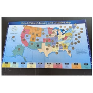 Może przedstawiać: Biały ceramiczny kubek z czarnym uchwytem i napisem "But First, Coffee" czarną, odręczną czcionką. Kubek stoi na białej powierzchni.