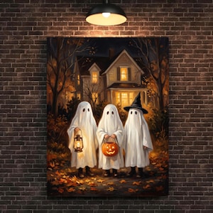 Puede incluir: Una impresi&oacute;n de arte mural rectangular que representa a tres figuras vestidas con disfraces de fantasmas blancos sobre un camino cubierto de hojas de oto&ntilde;o. Un fantasma sostiene una linterna encendida, otro lleva un cubo de calabaza y el tercero lleva un sombrero de bruja negro.