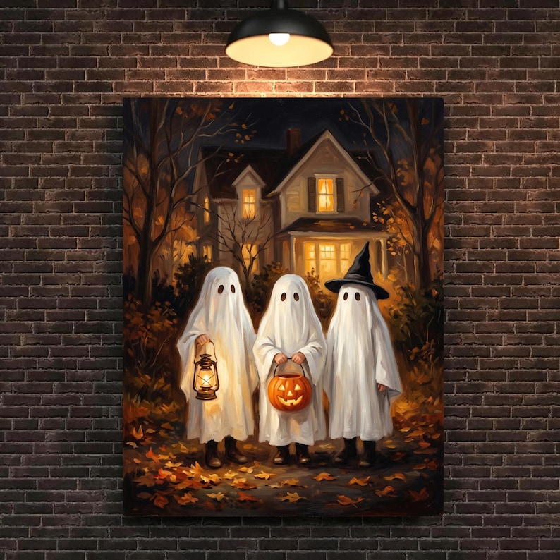 Puede incluir: Una impresi&oacute;n de arte mural rectangular que representa a tres figuras vestidas con disfraces de fantasmas blancos sobre un camino cubierto de hojas de oto&ntilde;o. Un fantasma sostiene una linterna encendida, otro lleva un cubo de calabaza y el tercero lleva un sombrero de bruja negro.