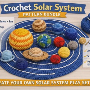 Puede incluir: Un conjunto de patrones de sistema solar a ganchillo que incluye una gran alfombra circular azul con anillos orbitales blancos, varios modelos de planetas esféricos coloridos y una bolsa azul con cordón. El texto incluye "Crochet Solar System Pattern Bundle" y "Create Your Own Solar System Play Set".