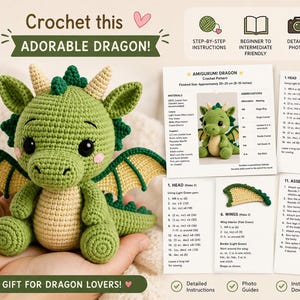 Könnte beinhalten: Eine Häkelanleitung für einen Amigurumi-Drachen, bestehend aus einem grünen und cremefarbenen Stoffdrachen mit Flügeln und Hörnern. Das digitale Dokument enthält Schritt-für-Schritt-Anleitungen, Abkürzungen und Fotos für das 20-25 cm große Spielzeug.