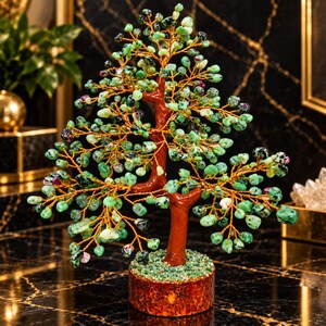 Bonsai artesanal em pedra preciosa rubi zoisita, decoração em cristal rosa e verde.